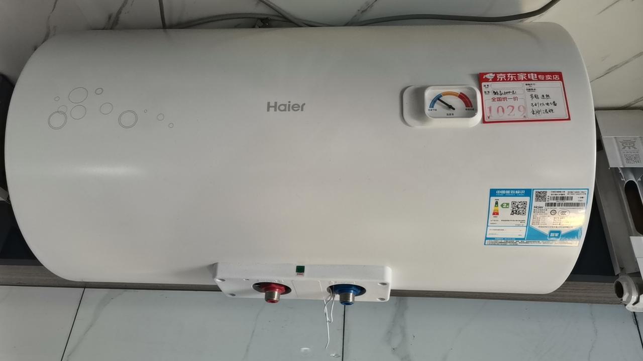 电热水器的致命伤：突然停水。昨夜，路面的水管爆了，又停水了。因为：卫生间的热