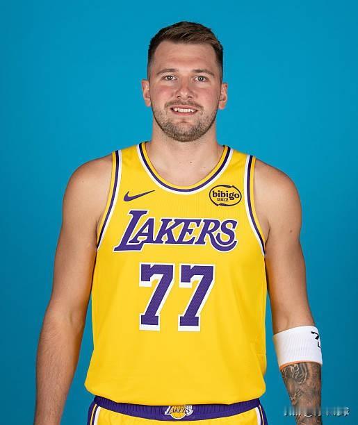 再让一个东契奇！中场休息时间，湖人队又传来了一则伤病消息，当家球星东契奇因左