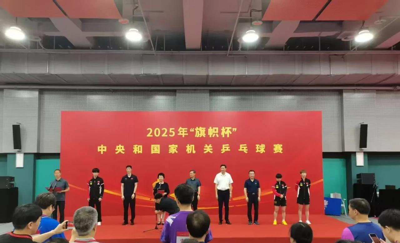 新鲜的莎宝！小莎小手一背就是她的局！[大笑][大笑]今天的红色教育活动刷首页很