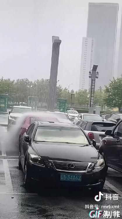 辽宁大连，一男子出门时天空并没有下雨，抬头一看却愣住了，因为就只有中间那台红色车