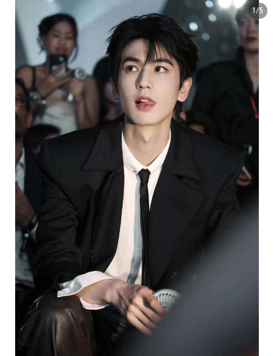 迟早会栽一个大跟斗！为何张凌赫风头正盛，会被人唱衰？背后原因让人深思。今天刷