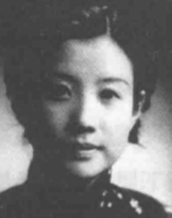 1955年，周总理急匆匆的来到毛主席处，将一位48岁女叛徒的判决书递给毛主席，毛