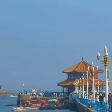 个人感觉最美的地方的还是栈桥风景区。栈桥是青岛市的地标性建筑，是青岛的城市名片