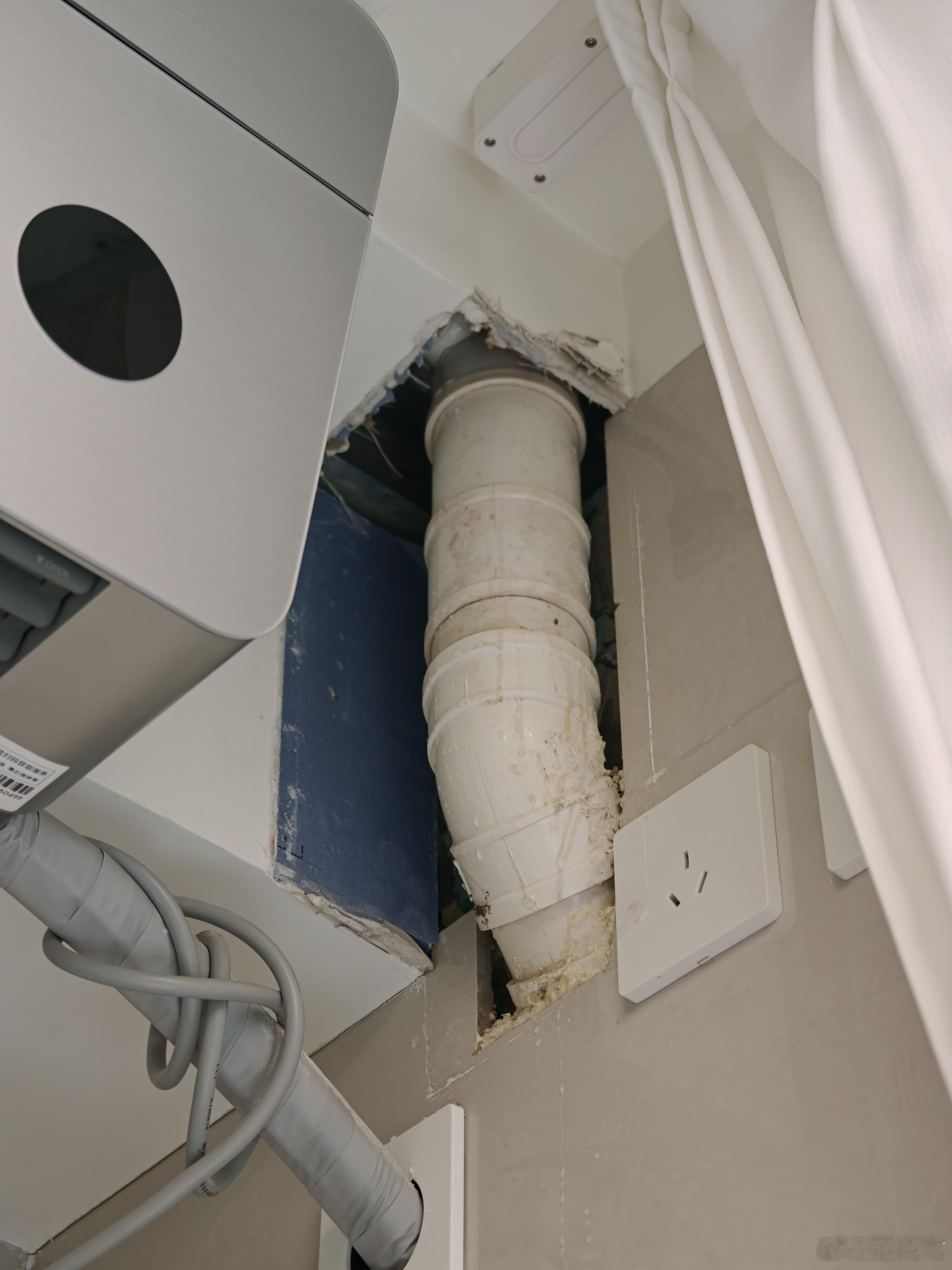 新家入住一年局部破拆，空调冷凝水和顶楼排水管，在我家阳台棚里坏了。之前装修工人备