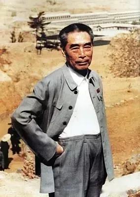 1962年夏天，周总理来到某省农业机械研究所参观机械化铧犁的表演。这时正值热天