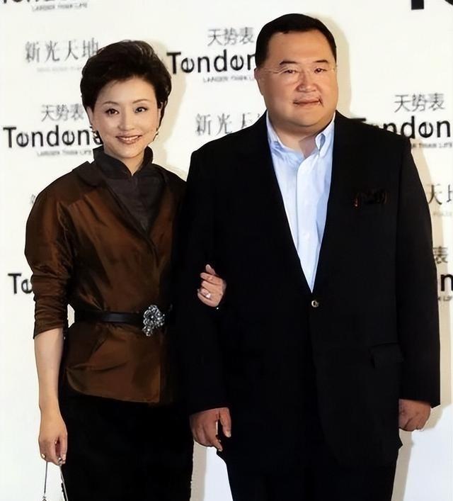 1994年，吴征斥巨资500万买下一艘游艇，将杨澜接到游艇上大胆表白，杨澜说，“