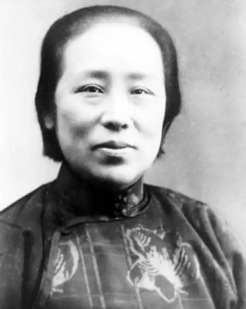 1972年，何香凝临终恳求不火化遗体，周总理含泪答应：不烧，不烧！ 当时何香