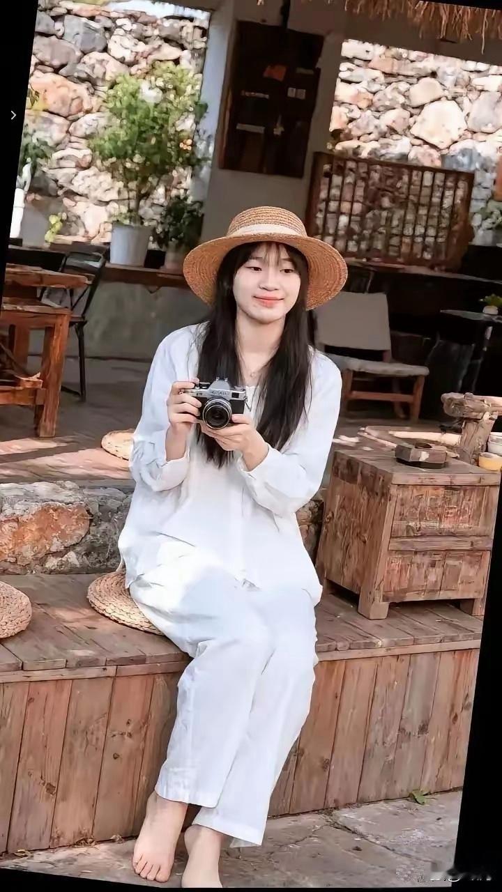 没想到啊，19岁的全红婵变化这么大！最近她现身成都，被网友偶遇。曾经143cm的“假小子”，如今身高