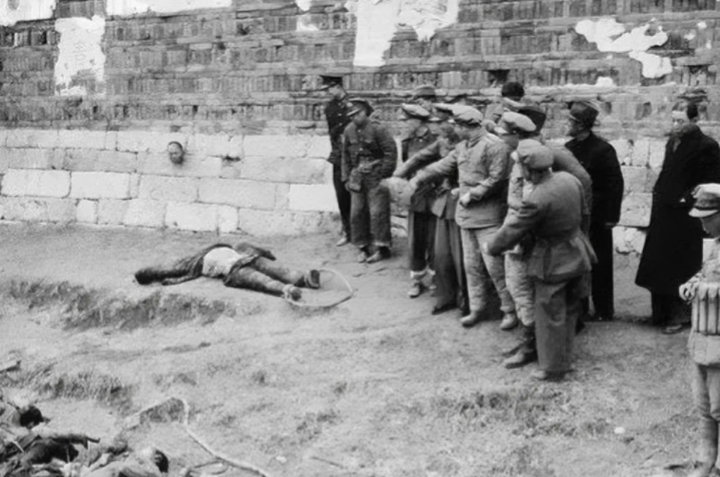 1948年，上海刑场，新四军苏浙游击纵队的全体成员，被残忍杀害后，一张罕见的留影