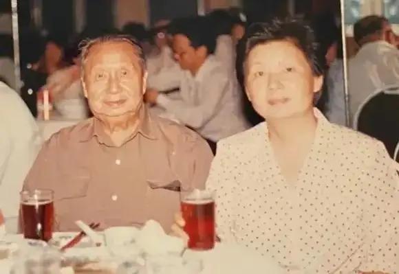 1996年，左宗棠曾孙想回上海，写信给市委，请求分一套低楼层的房，谁料，他时任上