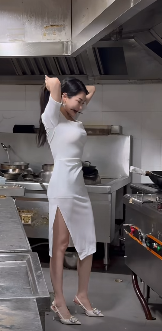 老板娘亲自上手炒菜了，不知道味道怎么样！