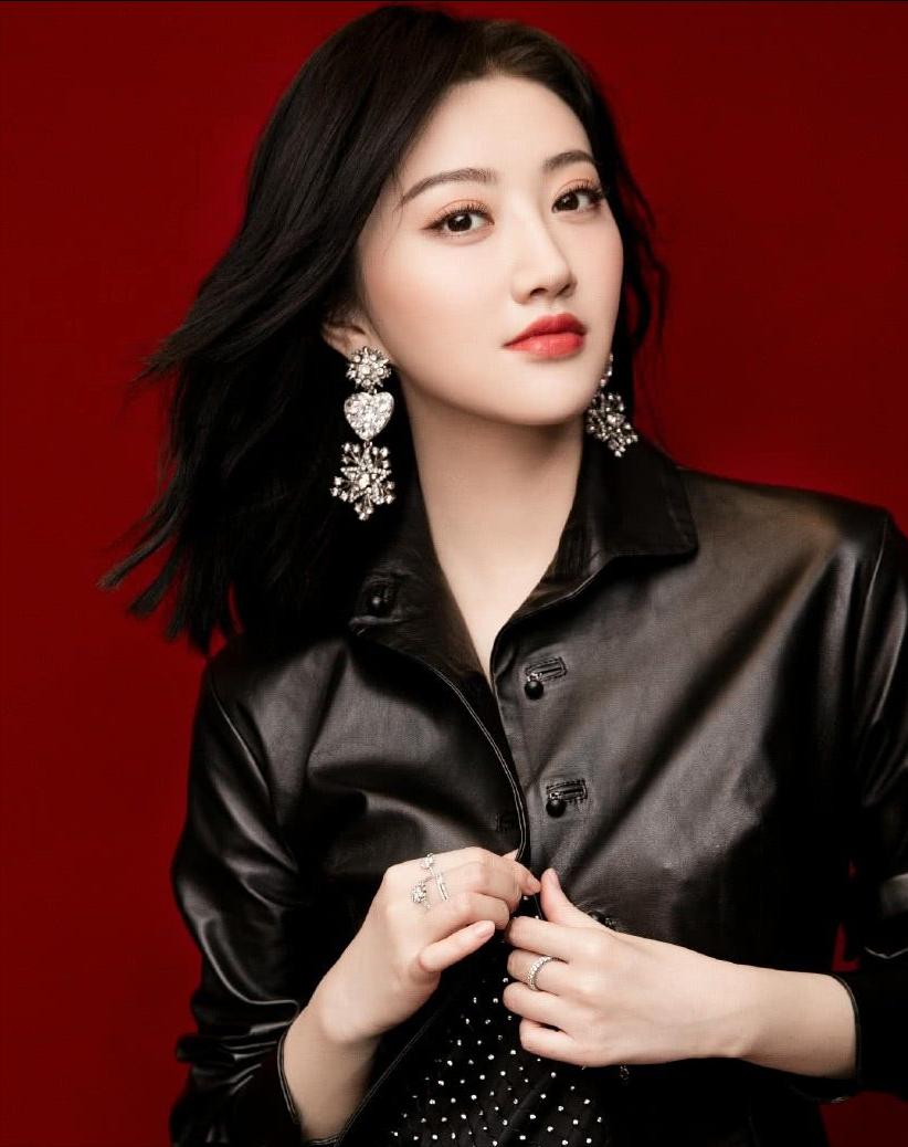 主持人，问女演员景甜，你这个名字是怎么来的。景甜说，我爸爸姓景，我妈妈姓田，他们