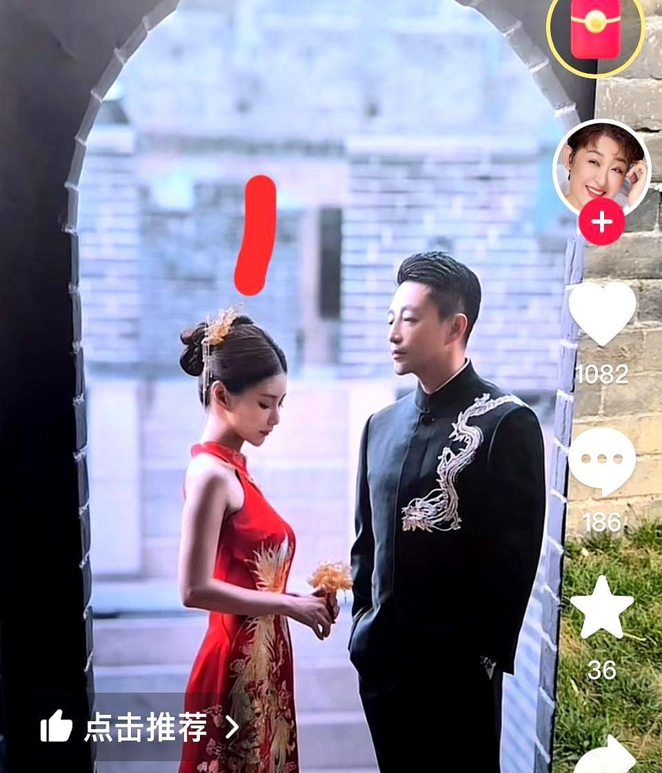 小梅头发上佩戴130多克的黄金金釵！手捧的也是黄金金花。这礼服价值11.3万