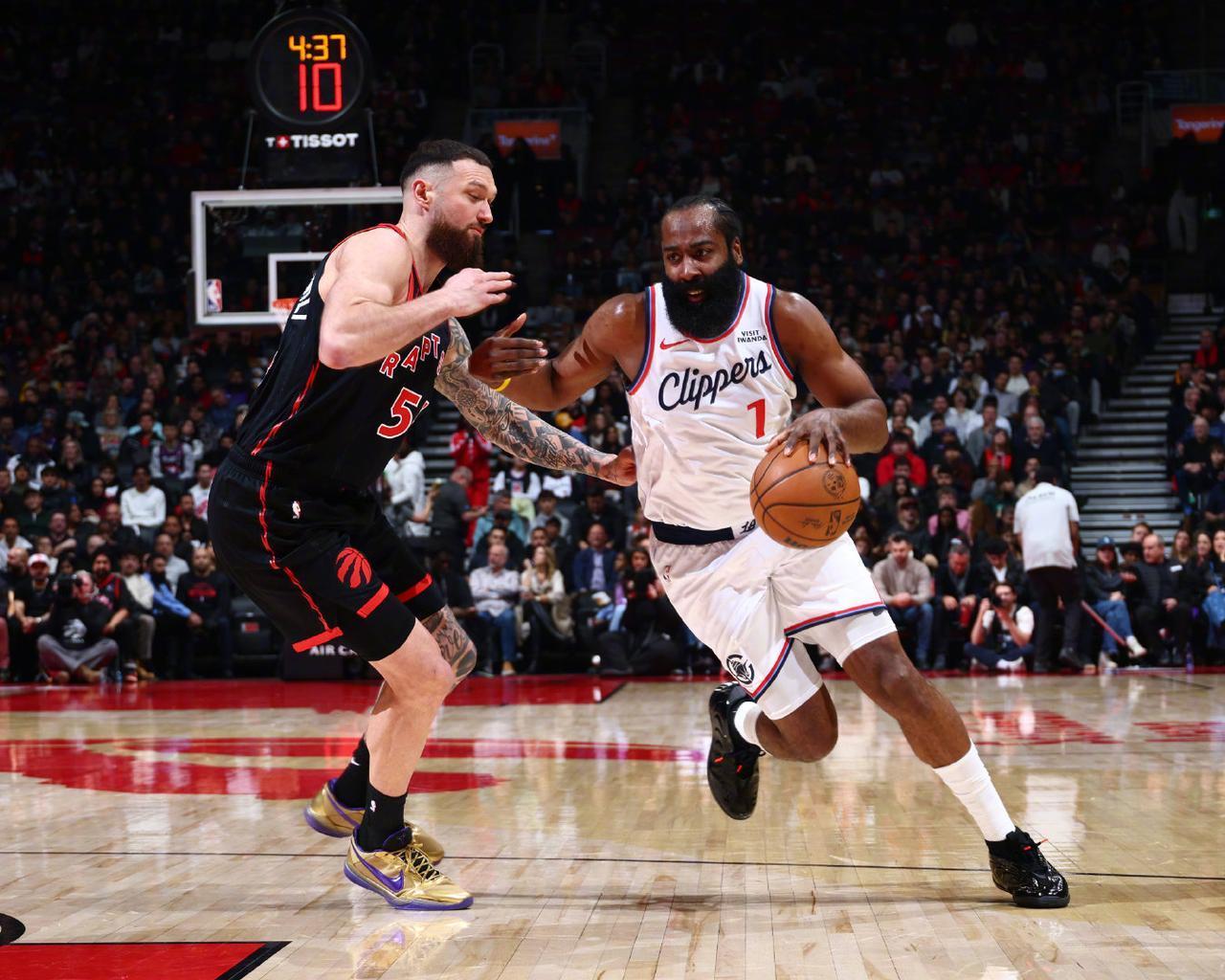 今天的哈登又是“低开高走”！前三节手感不好，加上小卡今天又没打，当时还想着不如