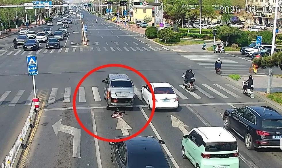 惊魂青岛街头！西海岸新区东岳中路琅琊台路口女童后备箱滚落瞬间，生死一刹那双大手托