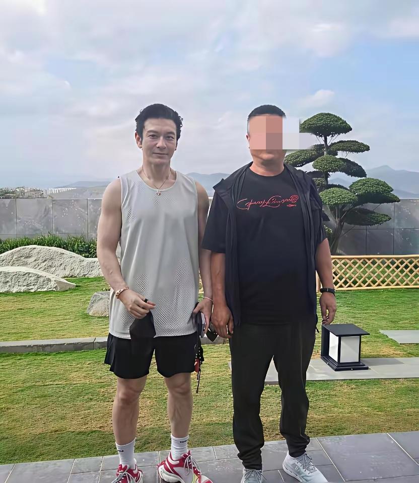 黄晓明一米八的身高再次被质疑[捂脸哭][捂脸哭]近日有网友在三亚跑步时偶遇了同样