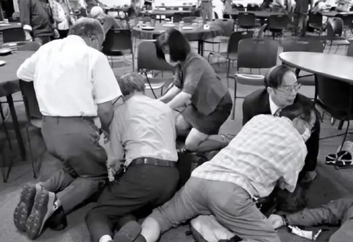 “美国毁掉了我的家庭，也毁了我的一生。”2022年，68岁的中国老人手持双枪，血