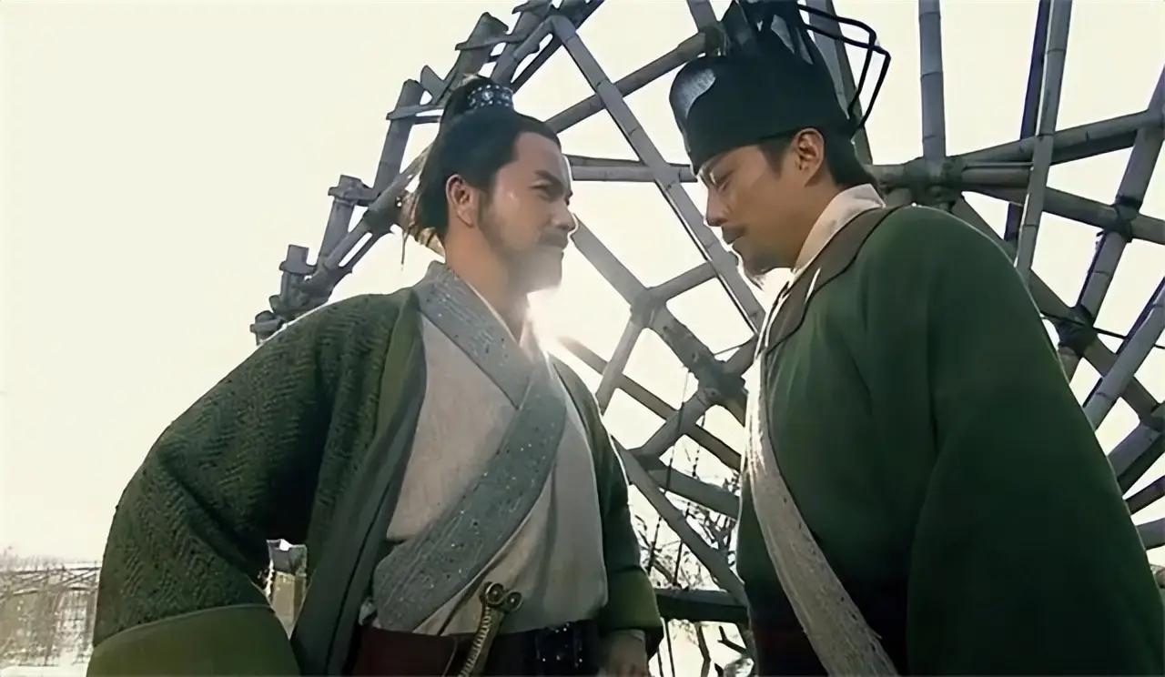 林冲明白：晁盖的4个仇人全没动手，毒箭杀手就藏在20个头领中间晁盖攻打曾头市