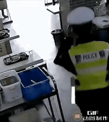上海，一位民警到餐馆借厕所时，注意到一对祖孙桌上只有一盘青菜，出于关心，他问老人