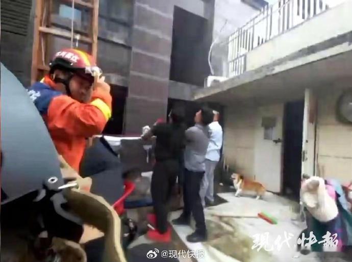 连云港当地回应火灾母女坠楼连云港火灾母女坠楼6点25接警，6点半到达现场。6