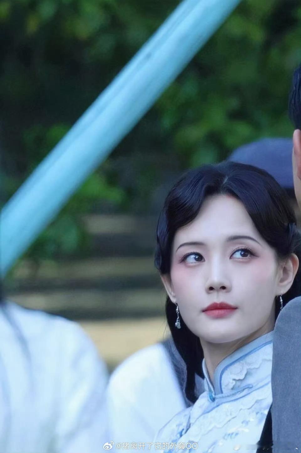 李一桐新剧旗袍造型路透，果然女明星就要穿旗袍，一股子的东方美人的韵味[大笑][哈