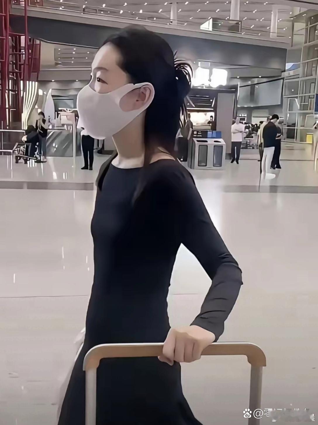 周冬雨现身机场被拍，轻装出行气场在线，低调不失星感