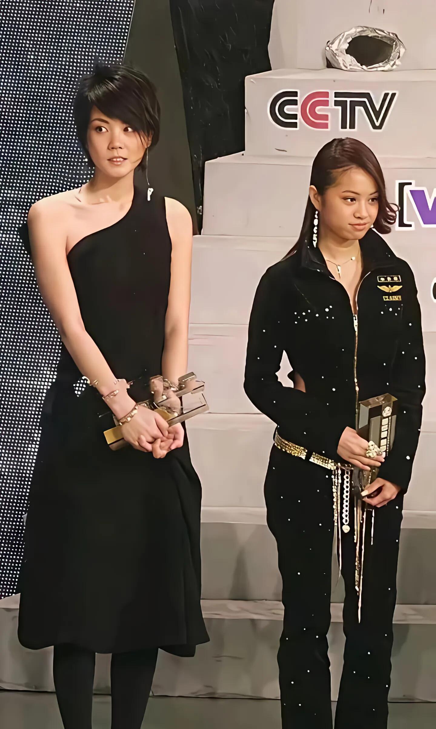 王菲蔡依林两大天后罕见合照华语乐坛浓墨重彩的两位女歌手，并且都有忠实的粉丝群体。