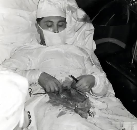 1961年，南极考察站里，27岁的苏联医生满头大汗地给自己注射麻醉剂，然后切开自