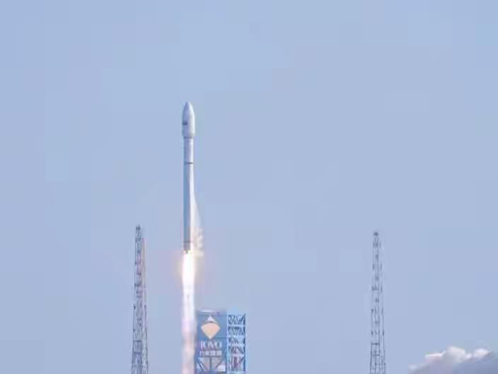 祝贺！太空组网再进一步1月19日15时48分，海南商业航天发射场升起长征十二