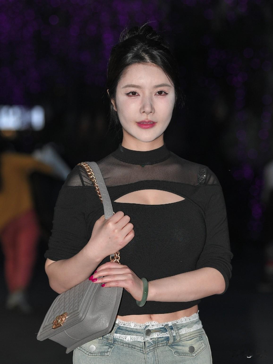晚风漫步随笔入夜后的街头藏着温柔的氛围感，头顶串起的紫色灯带朦胧又浪漫，换