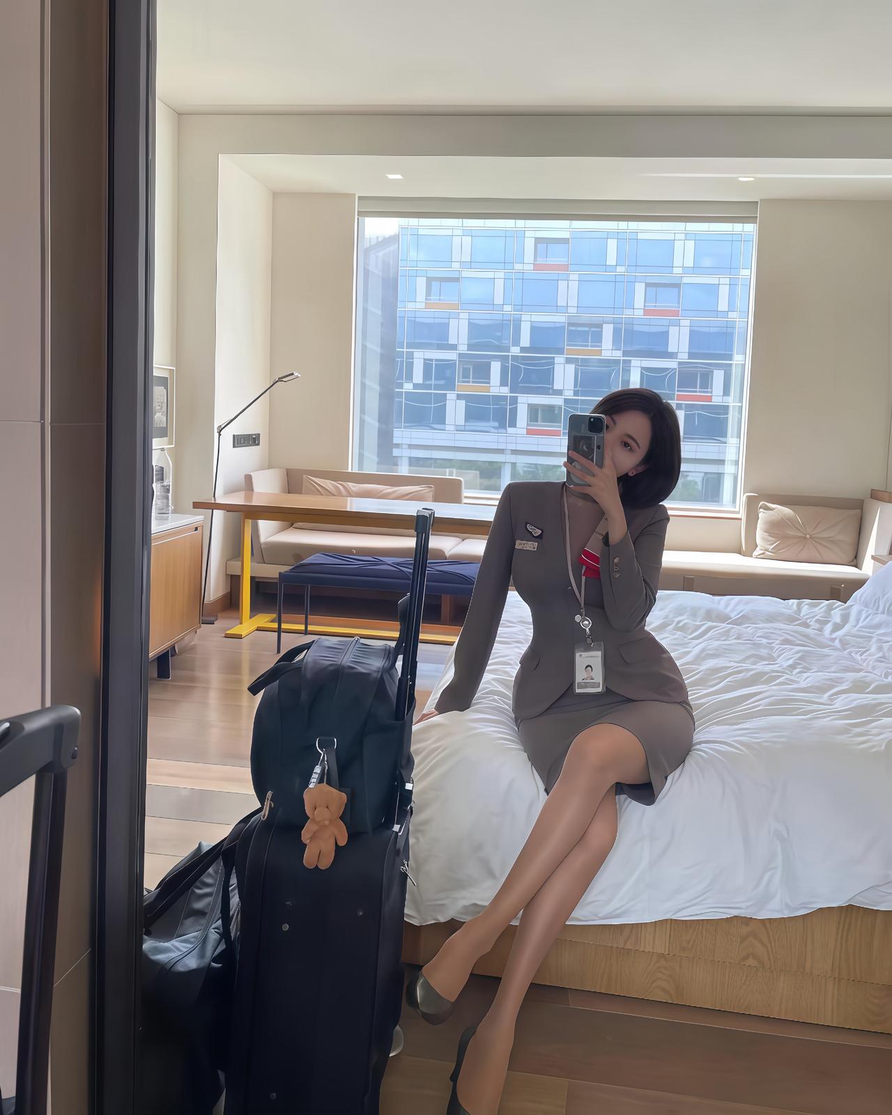 工作间隙的自拍，镜中的几何美感与职业装完美融合！