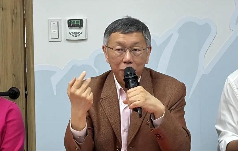 此前还跟绿营人士眉来眼去，使得岛内盛传"绿白合"的柯文哲，突然又公开抨击民进党，