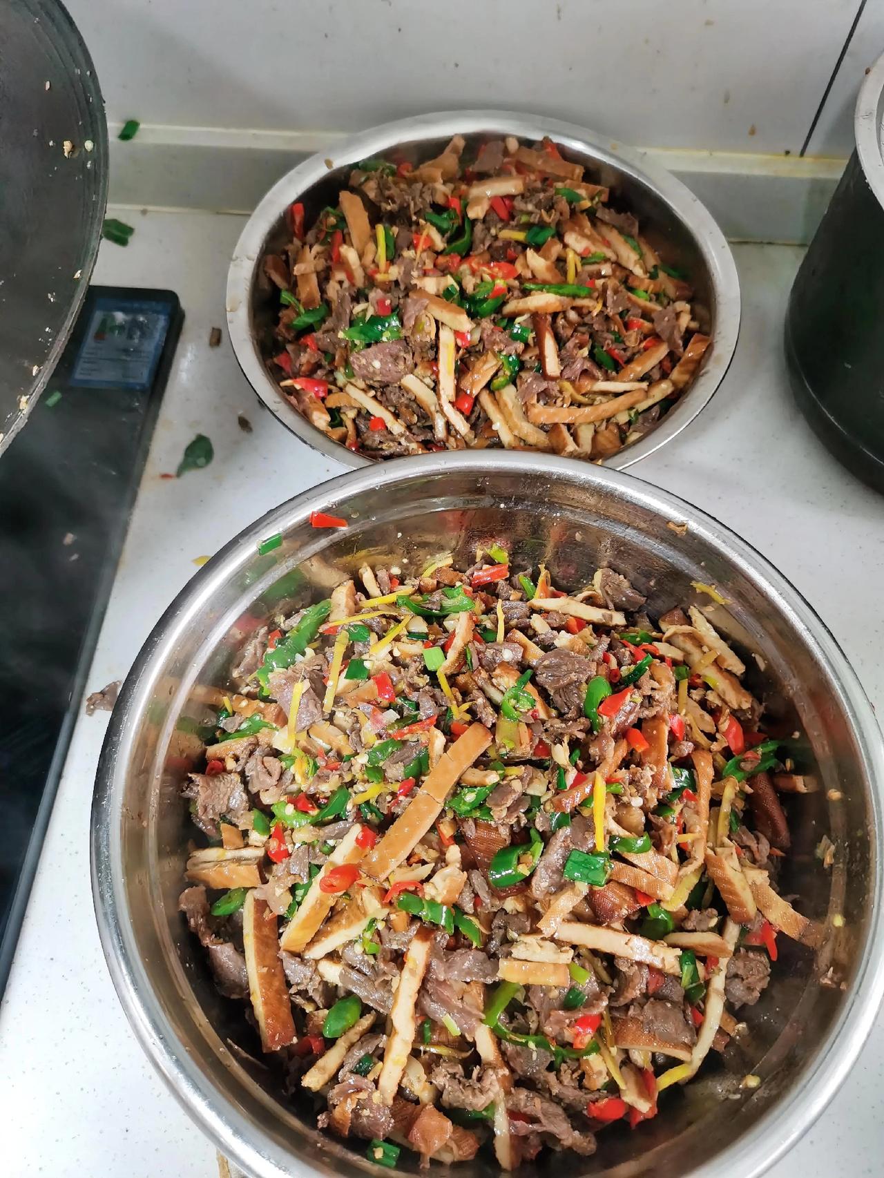 今日食堂家常菜谱：牛肉炒豆干猪肉炒有机花菜青菜汤。做饭小妙招：1、开