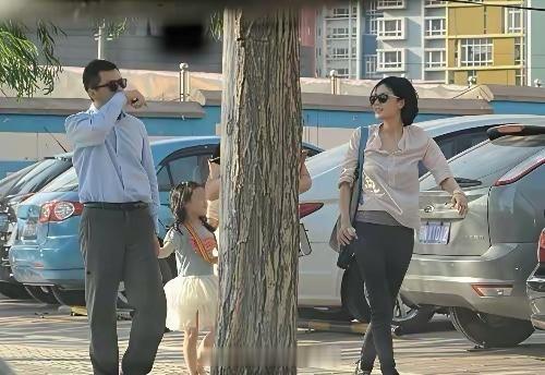 李亚鹏王菲带窦靖童出行vs李亚鹏王菲带李嫣出行，李亚鹏不是个精明的商人，但应该