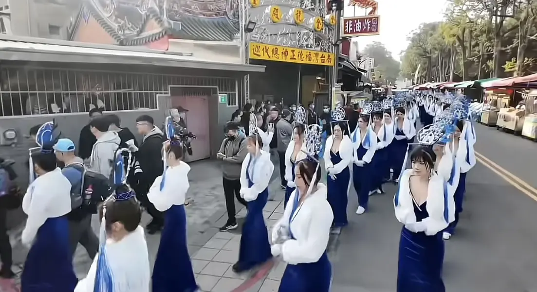 庙会女生这样穿是什么意思？