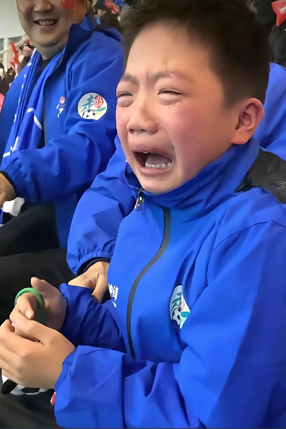 湘超冠军永州草根队的成功密码，看球迷的疯狂劲儿就懂了！这哪是球队夺冠，