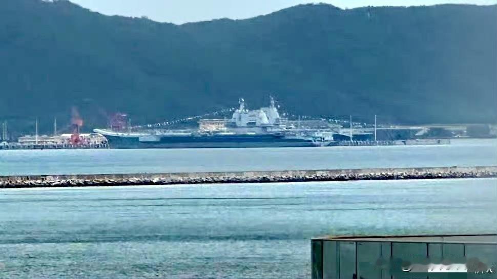 看到咱们福建舰舷号刷好，甲板彩旗飘飘，等待最后激动人心的重要时刻倒计时，今晚新闻
