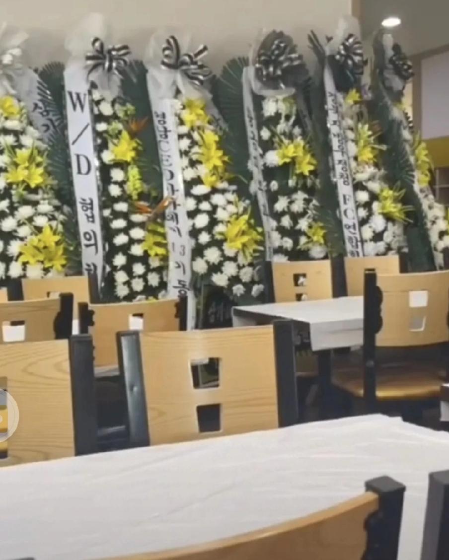 看着韩国的婚礼，再看看我们山东的农村葬礼，你能分得清这现场的画面吗？都知道韩国