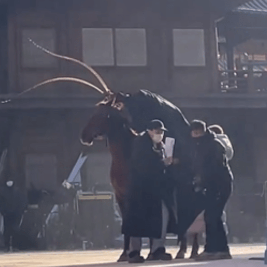 张凌赫拍古代将军居然不会下马吗……旁边还需要人搬凳子