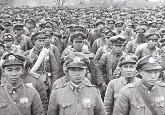 1945年8月，陈诚负责“裁军”，把大量杂牌军校毕业、行伍出身的军官裁减回家。中