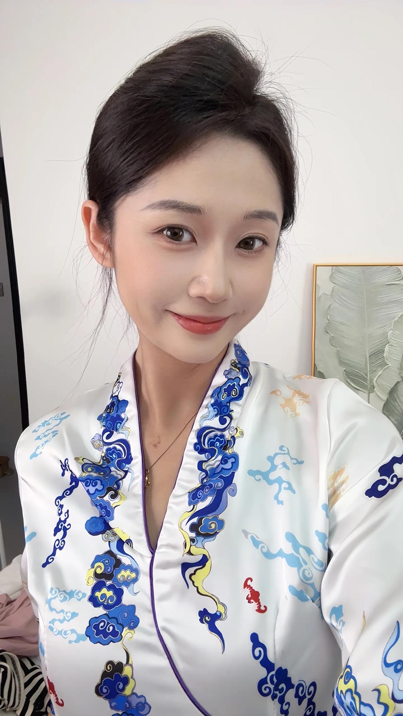 这位小姐姐穿着旗袍