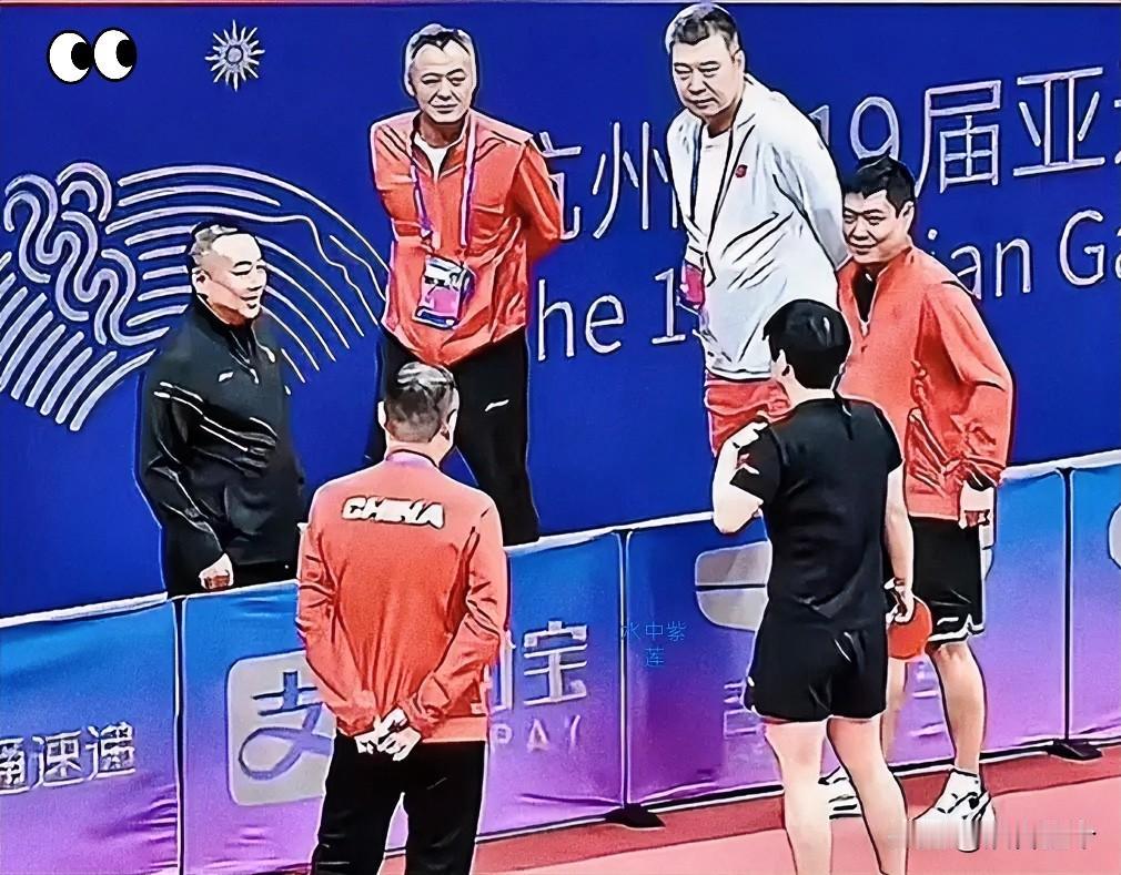 [红脸笑]国乒名场面笑翻！刘国梁问孙颖莎选谁当场外指导，教练组集体开启“吐苦水”模