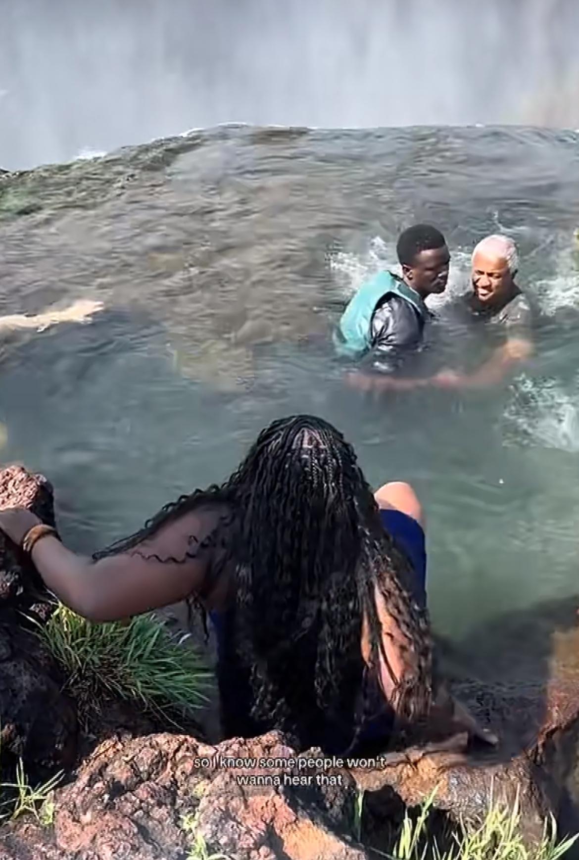 黑人网红用生命在拍照、网红分享自己在赞比亚的维多利亚瀑布拍摄的视频，在瀑布上面