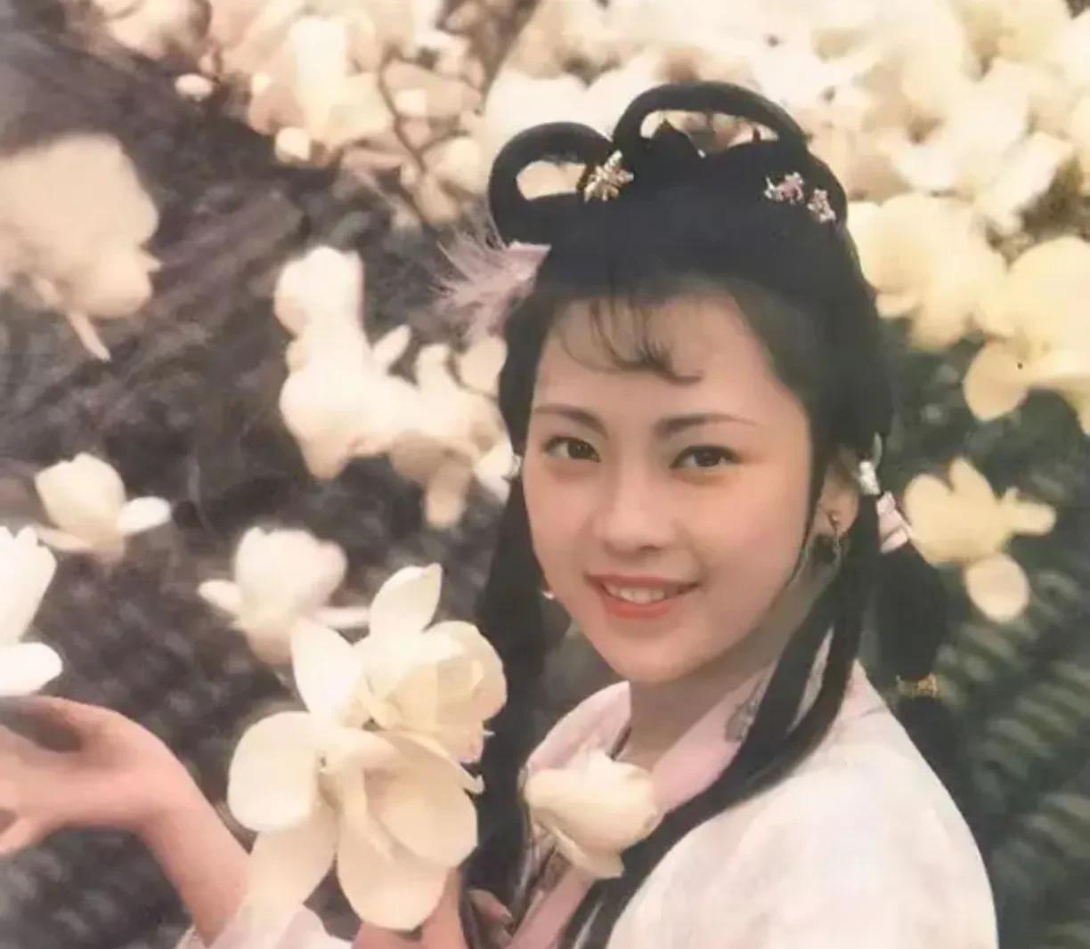 我敢断定，只要是女人，就都会喜欢黄秋燕这样子的，清纯可爱，眉清目秀。只要是男人，