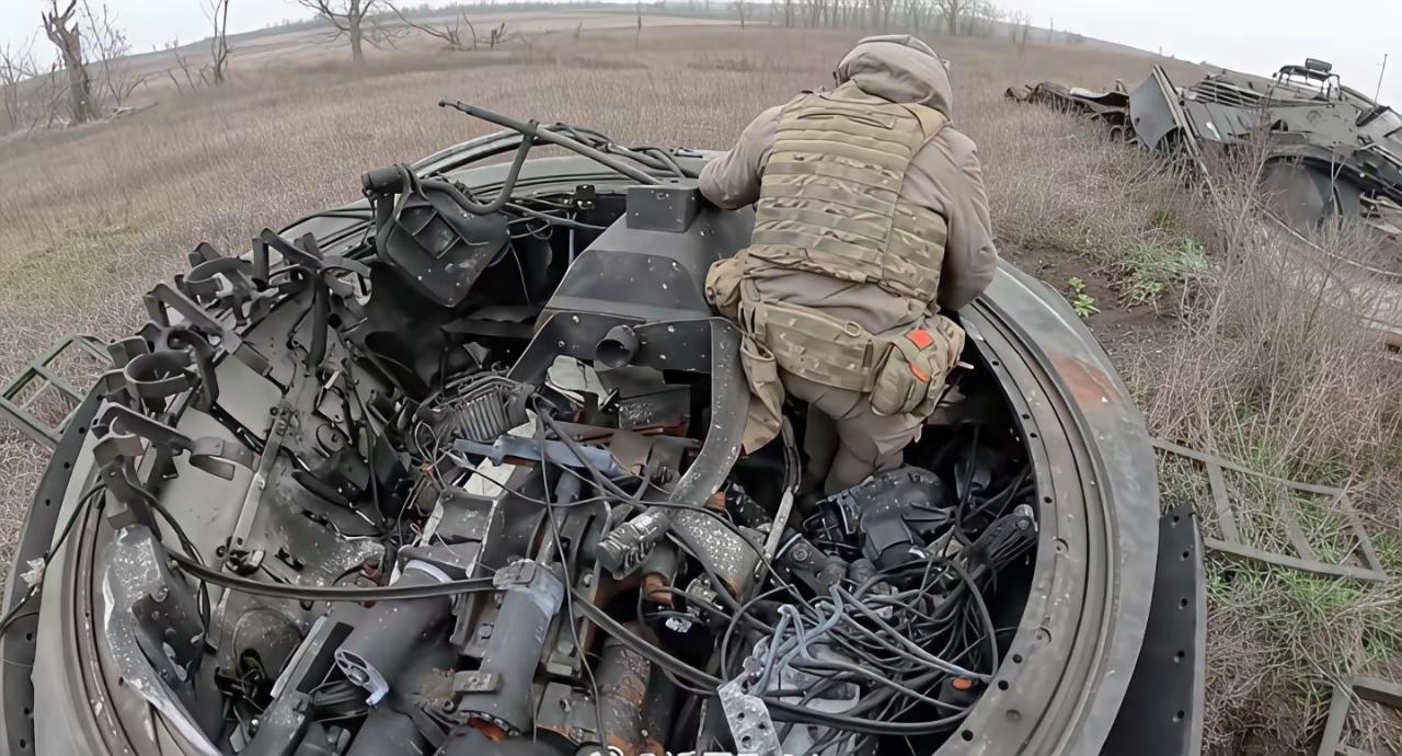 ​俄军在清理乌克兰战场上时有惊奇的发现，发现大量已经被炸损毁的豹1型坦克，这时候