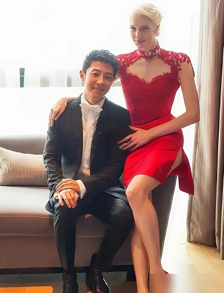 撒贝宁和妻子闹小矛盾，李白学武汉狠话说错语序，指着他喊“打死老子”。撒贝宁错愕后