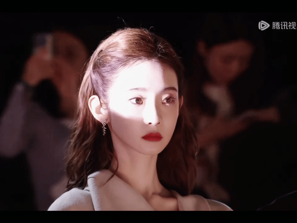 比彩带先飘来的是张艺凡的仙气彩带纷飞的瞬间，张艺凡的气质直接赢麻了，甜妹仙气双b