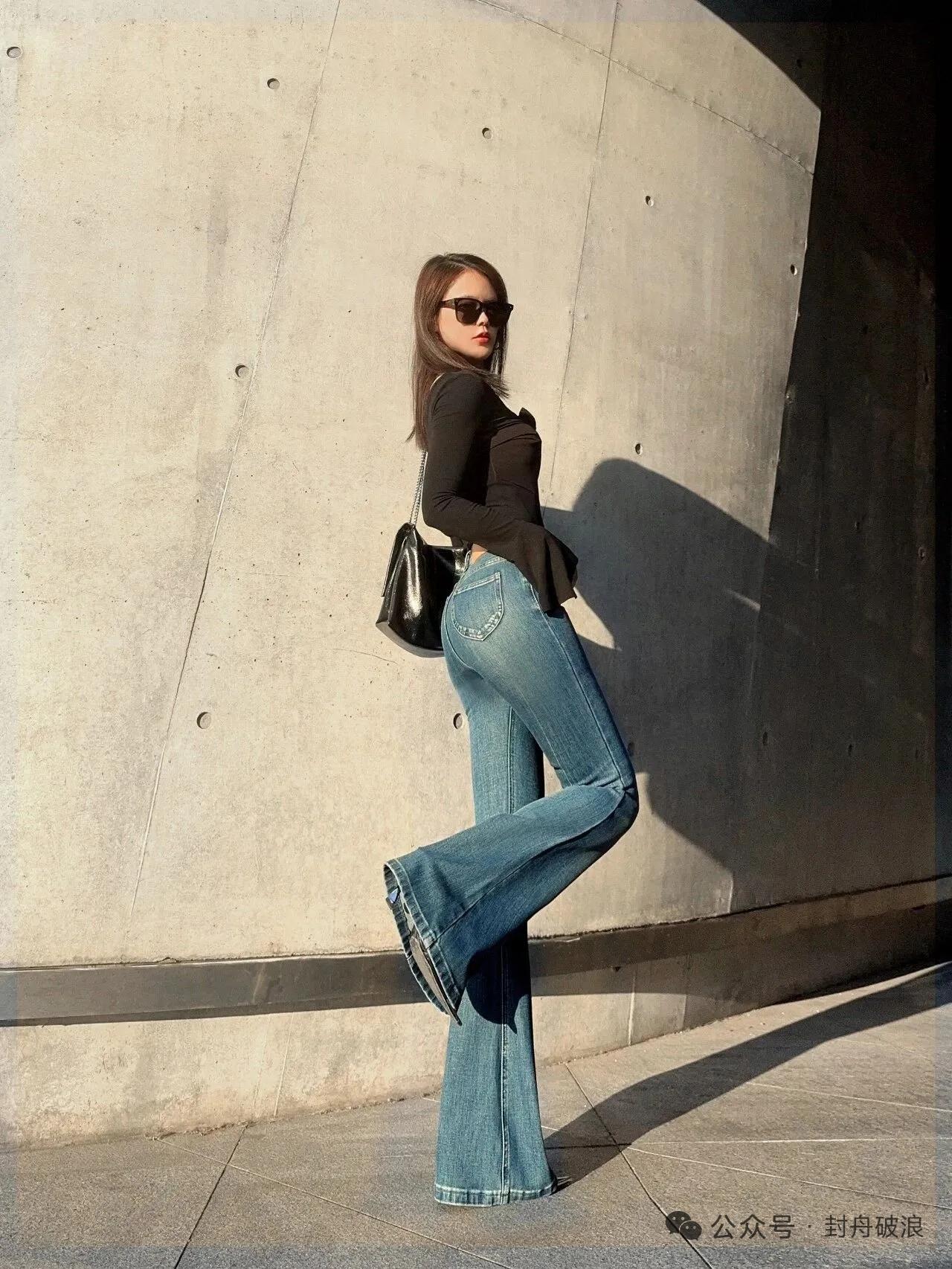 酷炫街头风，复古牛仔裤，时尚黑皮包，阳光下的酷女孩