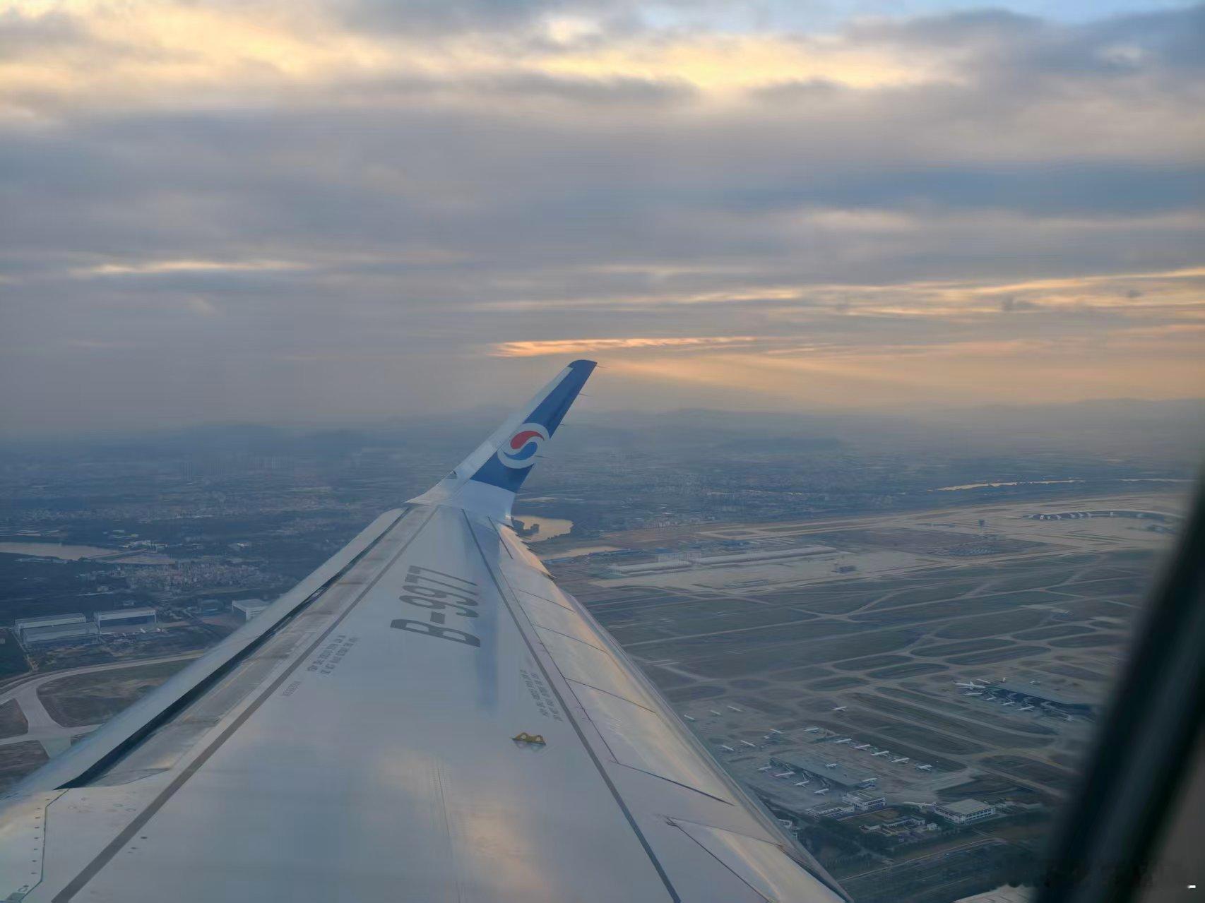 今天坐飞机碰到个事儿，特气人！后排安全出口坐的大叔大妈，空姐提醒他们安全出口不能