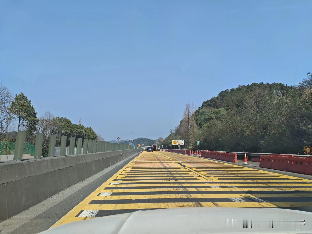 京港澳高速湖南郴州段上行方向。这段路因高速拓宽施工，添加了几公里长的减速带，一路